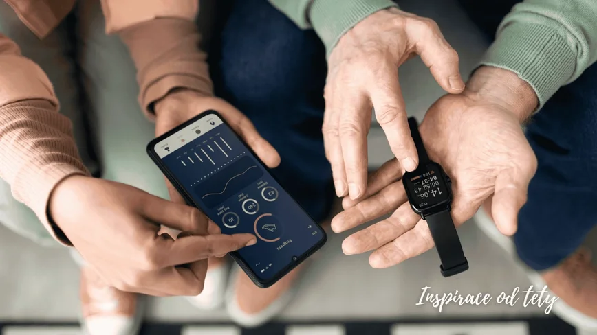 žena se dívá do tabulek aktivity v mobilu a muž na svých chytrých hodinkách