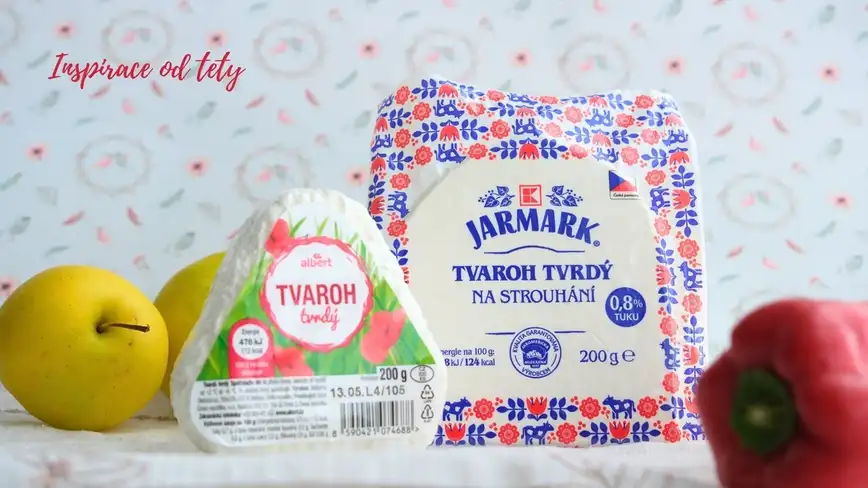 Tvaroh tvrdý s ovocem a zeleninou na stole.