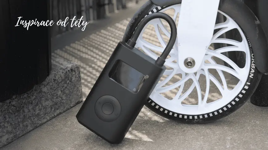 Xiaomi Portable Electric Air Compressor před kolem koloběžky