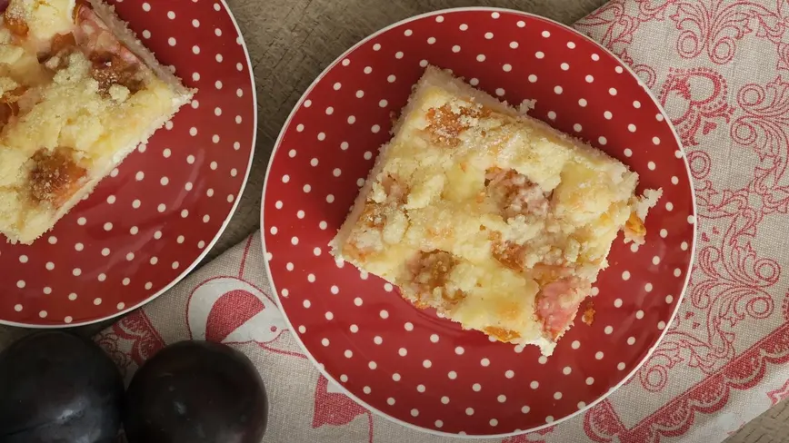 Čerstvě upečená a pocukrovaná bublanina s tvarohem, drobenkou a mirabelkami