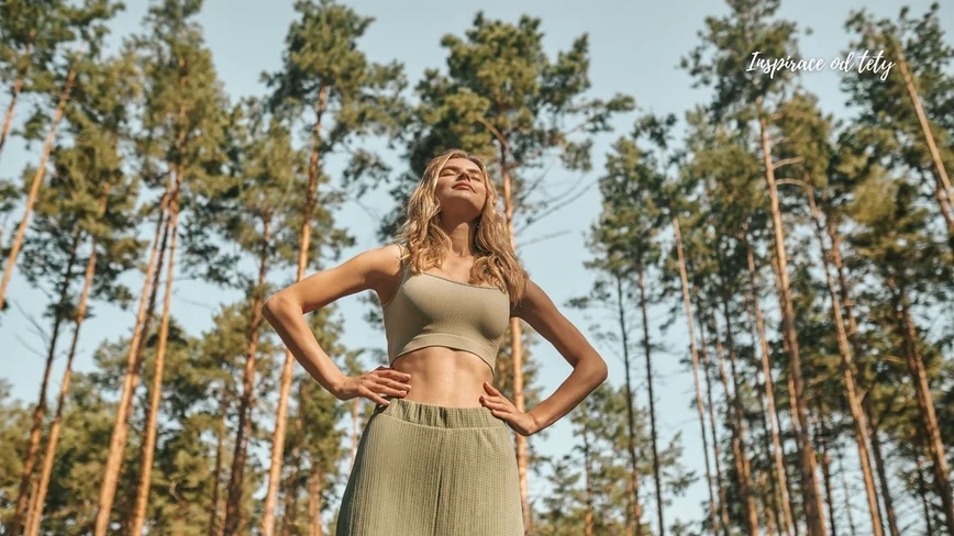 žena v lese na sluníčku