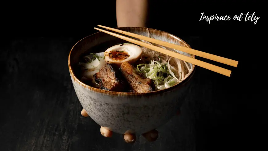 polévka ramen v misce a na ní čínské hůlky