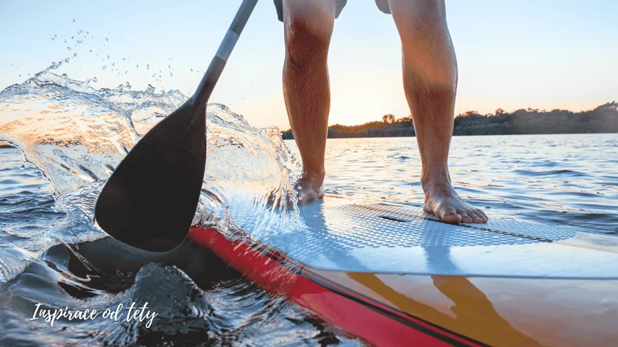 muž jede na paddleboardu