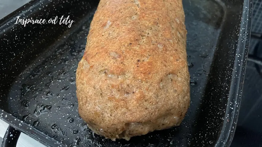 čerstvě upečená sekaná v pekáčku